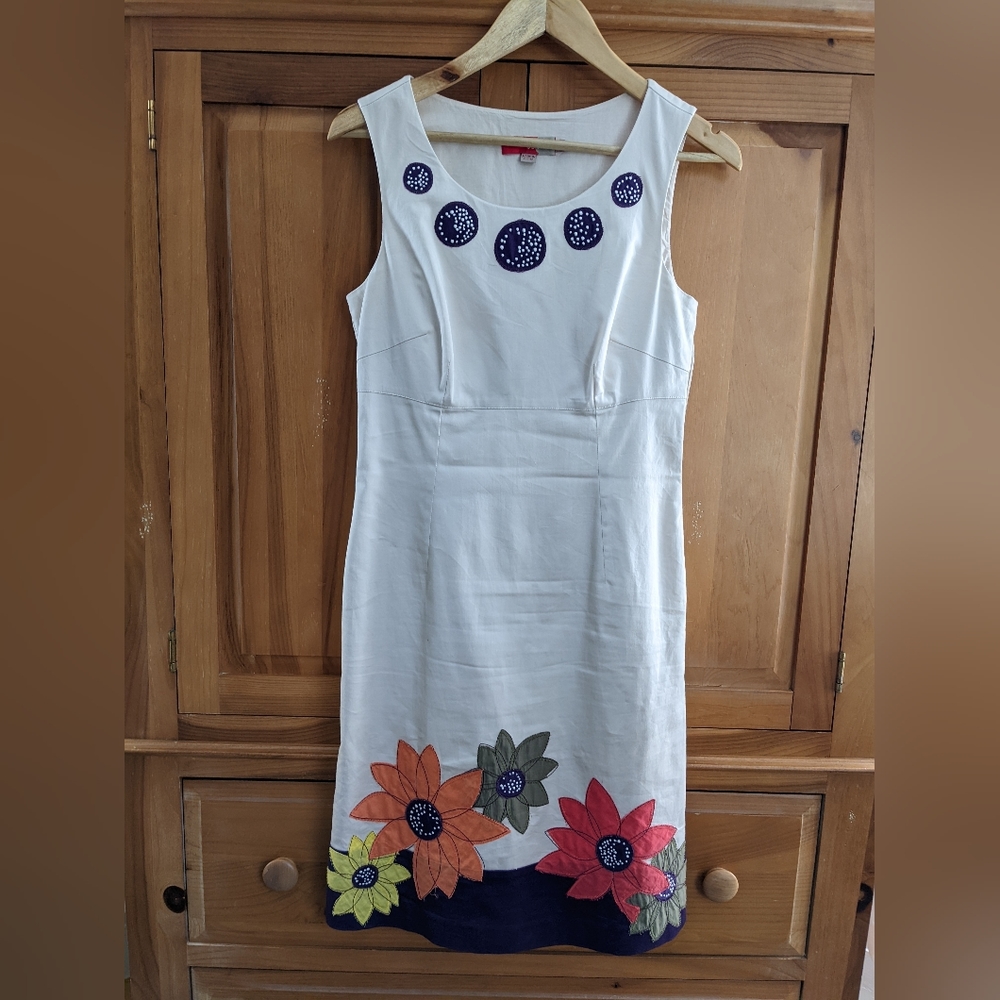 Size 6 Boden Dress with flowers. Office or party-ready dress.
